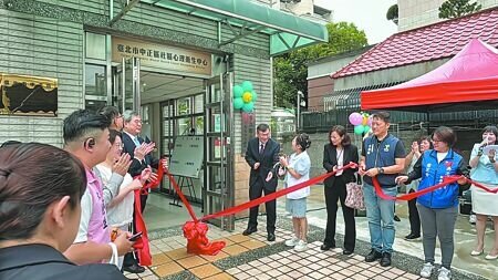 台北市衛生局15日舉行中正區社區心理衛生中心原址升級揭牌儀式,即日起服務項目增加心理諮商、危機處理、自殺防治及復原支持。(孫敬攝)