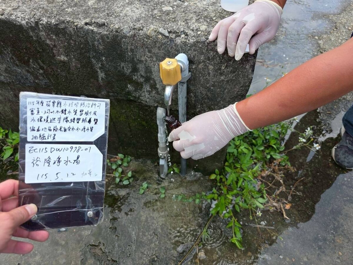 環保局進行飲用水水源水質抽檢。圖/苗栗縣環保局提供