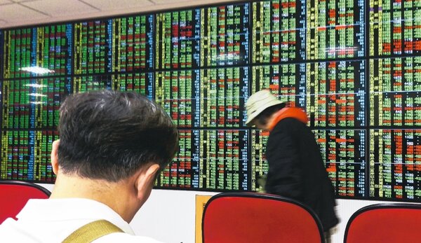 台北股市盤中一度跌100點，收盤時跌83點，失守8300關。 記者鄭超文／攝影