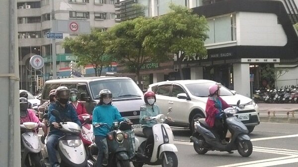 高雄空氣品質持續惡化,多數騎士都載上口罩。記者蔡孟妤/攝影