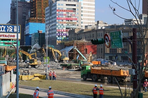 北市府拆除忠孝橋引道，同時架了觀景台「北門觀」，吸引許多市民見證歷史、回憶古今。記者邱奕寧／攝影