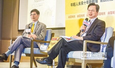 　為青年鋪路　　準教育部次長陳良基（左）與準國發會副主委龔明鑫（右）4日出席商業周刊「台灣哥倫布，大亞洲戰略」座談會，對台灣的新南向政策發表意見，互相討論。（鄭任南攝） 