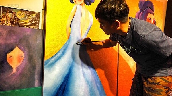 3.不拍戲的時間,東明相大多時間都投入在繪畫。