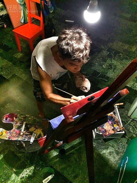 6.偌大的客廳就是他的畫室。