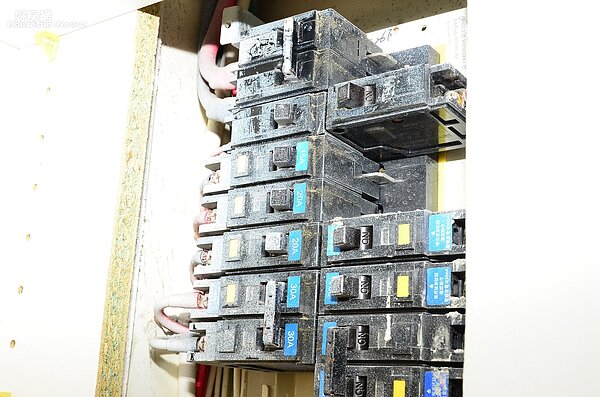 打開電箱若看到噴漆殘漬，表示電線完全沒有進行更新。(好房網News記者鍾釗榛／攝影)