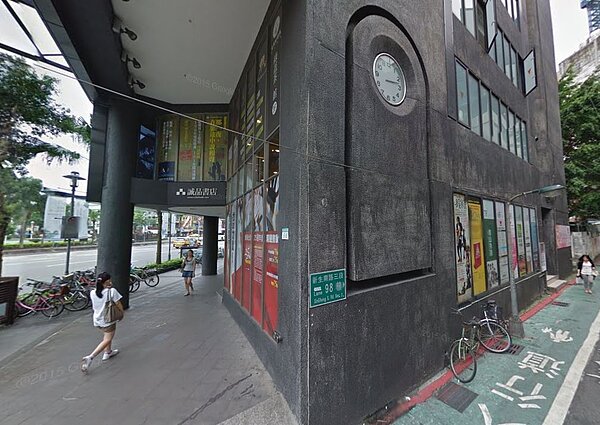 被認為是繁榮指標的誠品書店,在短短半年內收掉兩間書店跟一間百貨,如今台大誠品也傳租約到期後將不續租。(翻攝自google map)