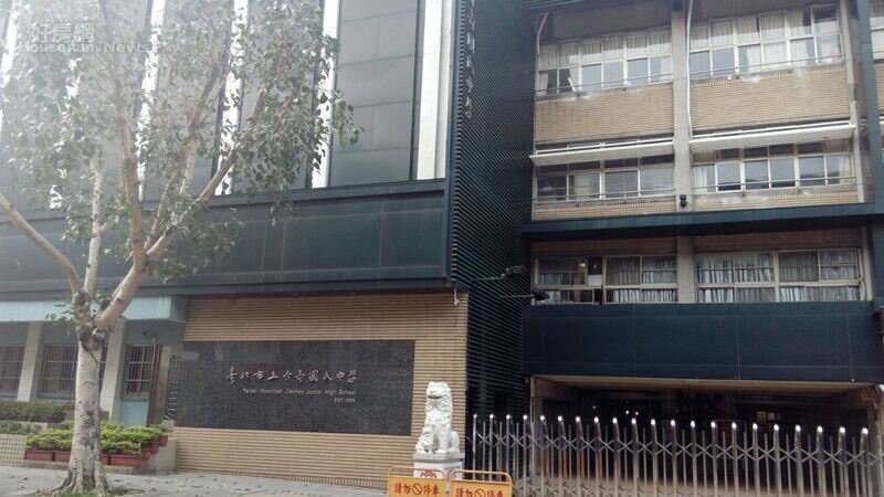 前總統陳水扁兒子陳致中在臉書表示，促轉重點絕非改名拆銅像，千萬別搞錯重點，促轉真正目的是追究加害者責任，並把公道還給無辜受害者。他說，自己是台北市立介壽國中畢業，「對我而言那就是校名，並不會因讀介壽三年受到威權的遺毒。」