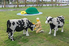 宜蘭積木博物館位於宜蘭縣政府旁，是全亞洲第一個以樂高積木創作作品的博物館，平日無需預約就可購票入館參觀，但是假日因為要維持參觀品質，需進行預約。

積木博物館前有擁有一大片綠色草皮，適合大小朋友甚至是毛小孩在此奔跑嬉戲。草坪上也可看到利用樂高積木創作出來的乳牛與烏龜，十分的可愛。