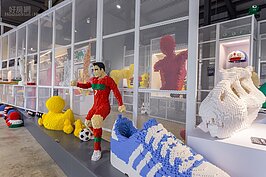 放大版的愛迪達運動鞋，看來只有綠巨人浩克可以穿。