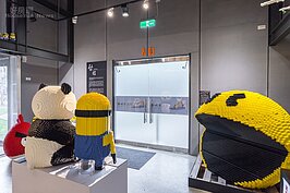 右下角的電玩小精靈花了工作人員超過一週的時間才組裝完成，是因應電影「世界大對戰Pixels」做創作出來的宣傳作品。