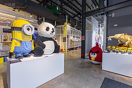 小小兵配熊貓，一點違和感都沒有。