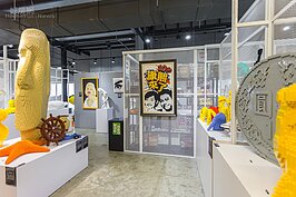 特別為談話性節目康熙來了10週年所創作的作品也在展覽之列，至於像不像就見仁見智。說實話，克利特島的艾摩像比較吸睛。