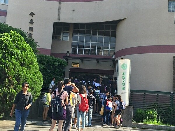 屏東介壽圖書館一早就爆搶位人潮。記者翁禎霞/攝影