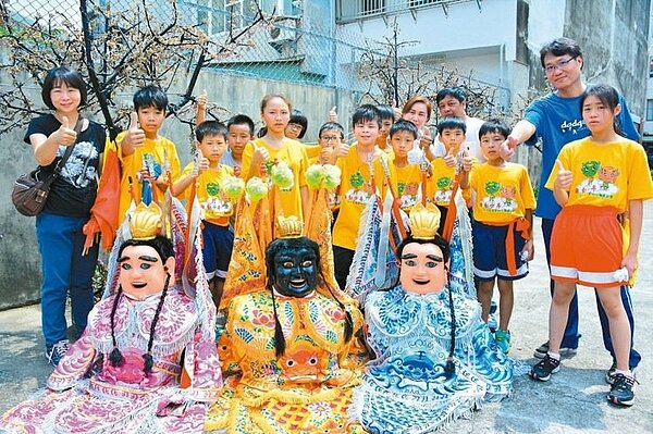 早餐店老闆張鎧獻(後排右二)集結銅板愛心,在偏鄉推動免費藝陣教學。 記者吳淑玲/攝影