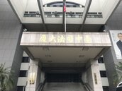 高價公路車上路第5天　前輪卡進水溝蓋車報銷...中市府判國賠13萬