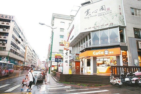 天母最近重拾活力,很多閒置多年的店面,最近都重新裝潢。圖為天母西路街景。 記者邱德祥/攝影