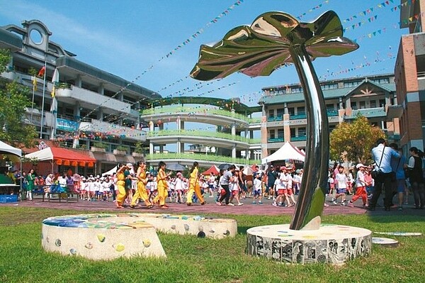 宜蘭縣成功國小昨天95歲校慶,獻上公共藝術「山神的禮物」。 記者羅建旺/攝影