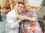 107歲人瑞　白內障手術成功