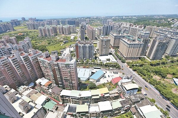 北台灣新案市場買氣未見好轉,建商讓利成為房市買氣順銷下的保證,台北市「太平洋之森」開價低於行情二成,公開一個月即完銷,此外,如淡海、五股與青埔等過去供給量大、競爭激烈的重劃區,銷售尾聲、價格貼近行情的建案,成交反應也有轉佳的跡象。