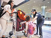 桃機女保全幫嬰兒換尿布　奶爸感激大擁抱