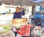 為愛走天涯　金髮正媽市場賣茯苓糕