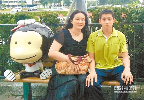 楊子慶(右)跟隨媽媽薛惠玲(左)獲選雲林之光,做為母親節禮物。(張朝欣翻攝)