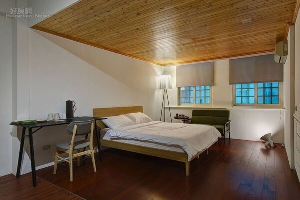 
5.四、五樓民宿也以木製天花板跟地板裝潢，走的是簡單自然風。