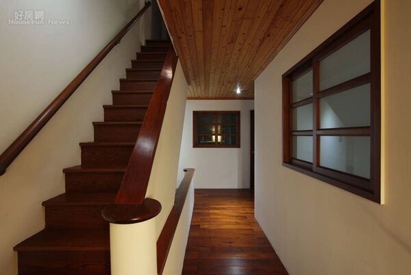 
3.木頭裝潢風格貫穿整棟建築，隔間也是以木窗為主。