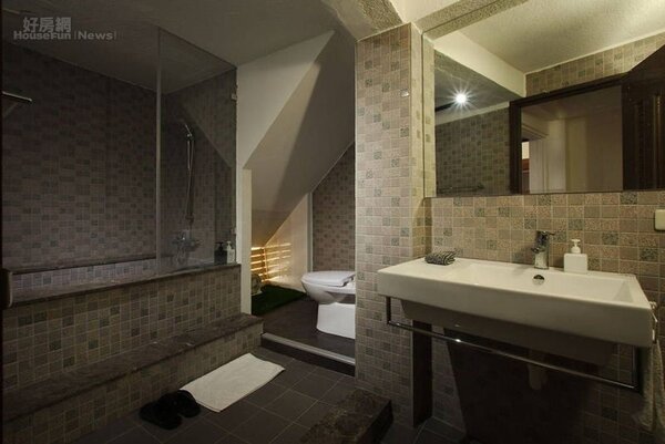 
6.共用的衛浴空間以深淺磁磚分隔出浴缸跟洗手台，二房東也是堅持每天打掃。