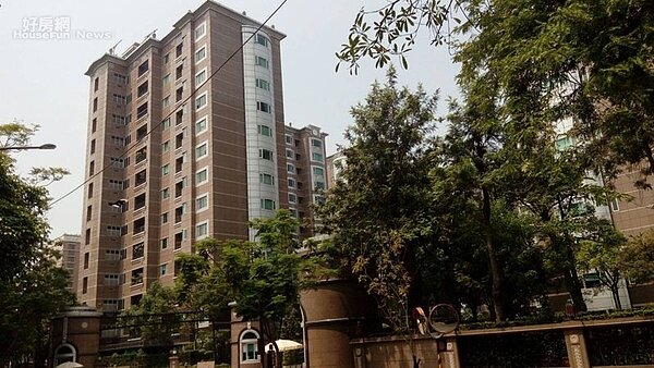 6「信義之星」位在松智路上，早期因阿妹入住而聲名大噪。
