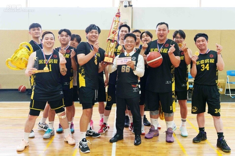 永慶房屋黃俊傑副總經理（圖前右三）親頒冠軍獎盃，讚許同仁實力與默契一年比一年強勁。圖／永慶房產集團提供
