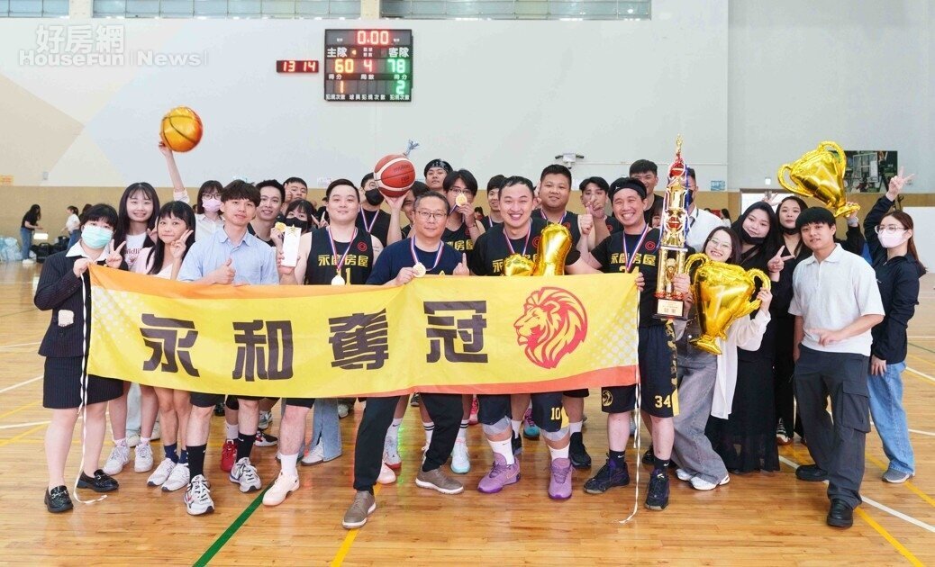 球場如職場！「永和超BP」隊員各司其職，展現無懈可擊的團隊默契，成功抱回年度總冠軍金盃。圖／永慶房產集團提供