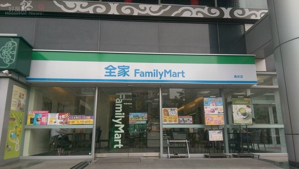 調查發現,去年5家超商賣最多錢的前三名分別是菸、飲料、便當、三明治及熱食,圖為全家便利超商。(好房網記者賈蓉/攝影)