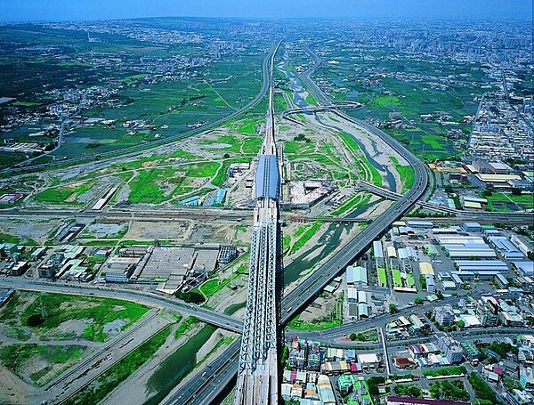 立法院是否遷建?台中市找出烏日區3塊土地,有高鐵產業用地、國軍成功嶺營區與烏日兵整中心。圖為高鐵台中站周邊鳥瞰圖。圖/台中市新聞局提供