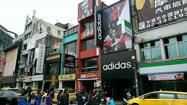 中壢車站周邊店家眾多,熱鬧繁榮。 圖/報系資料照