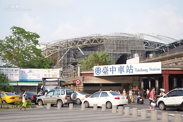 台中車站正在進行高架化工程。(好房資料中心)