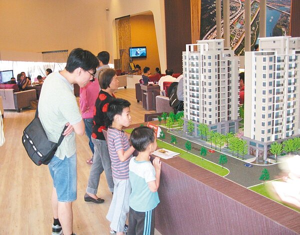 台北市商業總會理事長王應傑昨建議,新政府不宜再興建廿萬戶社會住宅,以免供給過剩,使房市雪上加霜。 本報資料照片