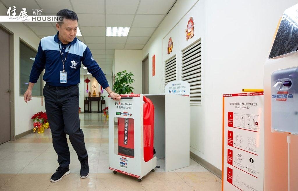 火災發生時須以人力應對,緊急鋪設防火毯滅火。