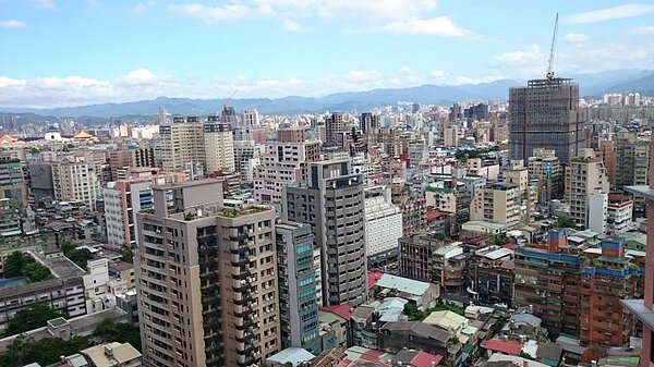 台灣房屋智庫統計實價資料,北市10坪以上、總價600萬元以內的住宅,扣除特殊交易後,今年僅40件。陳美玲/攝影