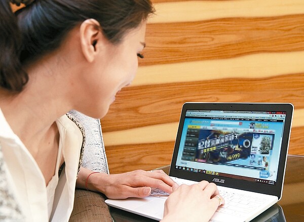 去年底台灣銀行業通報的網路盜刷信用卡詐欺金額已達7.06億元,五年成長近十倍,民眾上網購物不得不慎。 報系資料照
