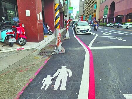 
高雄市新興區復興一路路段，近期由市府交通局設置「保護型人行道」，卻遭發現路燈桿竟擋在人行道中間。（任義宇攝）
