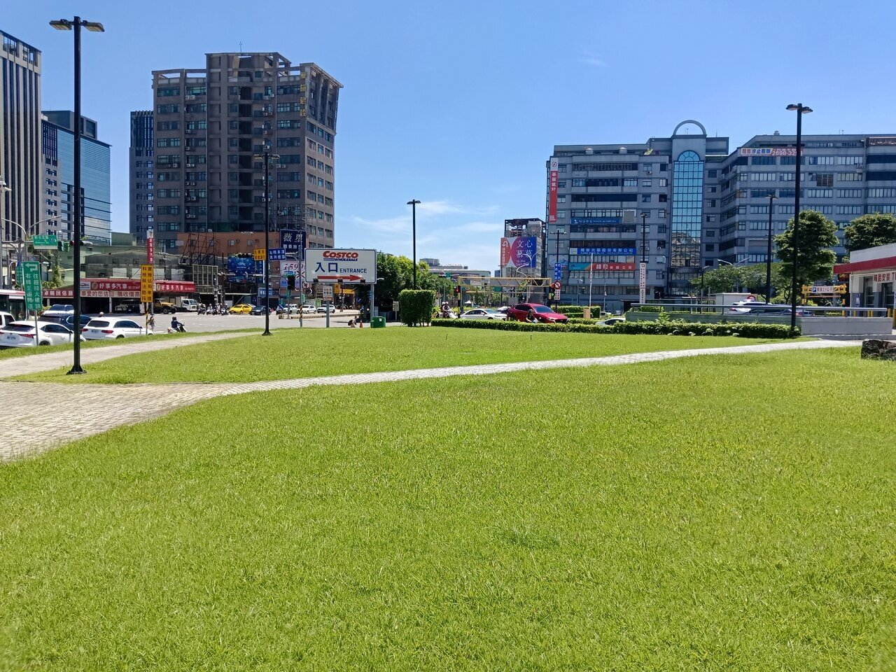 新北市府協調好市多汐止店退縮基地，開闢進場道路，避免假日時進場車輛回堵，占用大同路車道。記者邱瑞杰／攝影 