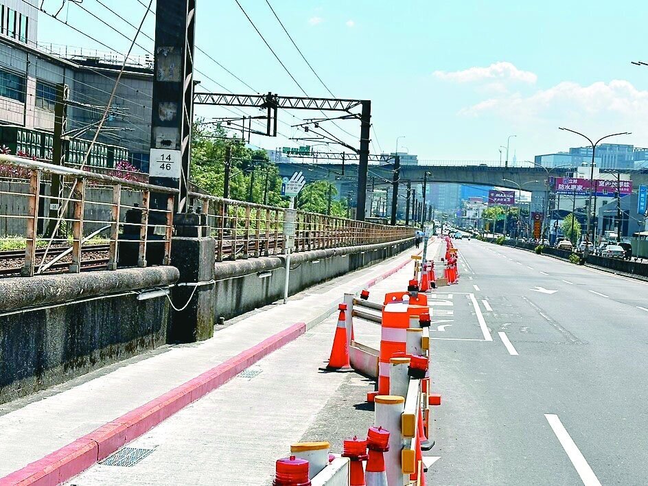 新北市府興建捷運汐東線，施工縮減大同路人行道，以利七月架設圍籬後，仍維持雙向共四線車道，減少對交通的衝擊。記者邱瑞杰／攝影 
