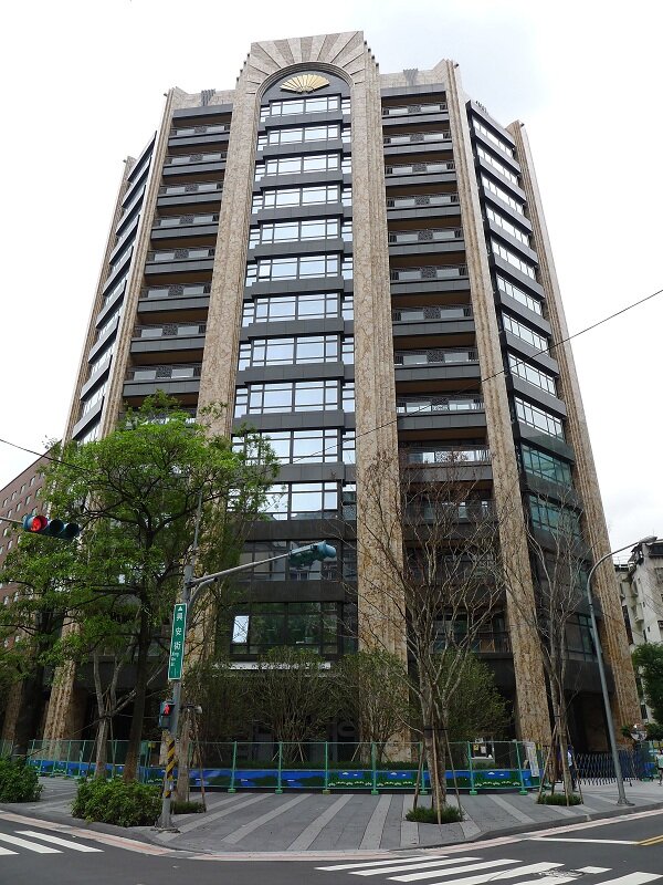 第二波實價登錄上線,民眾最好奇豪宅成交價到底多高,圖為台北市豪宅「文華苑」。(圖/馮牧群)