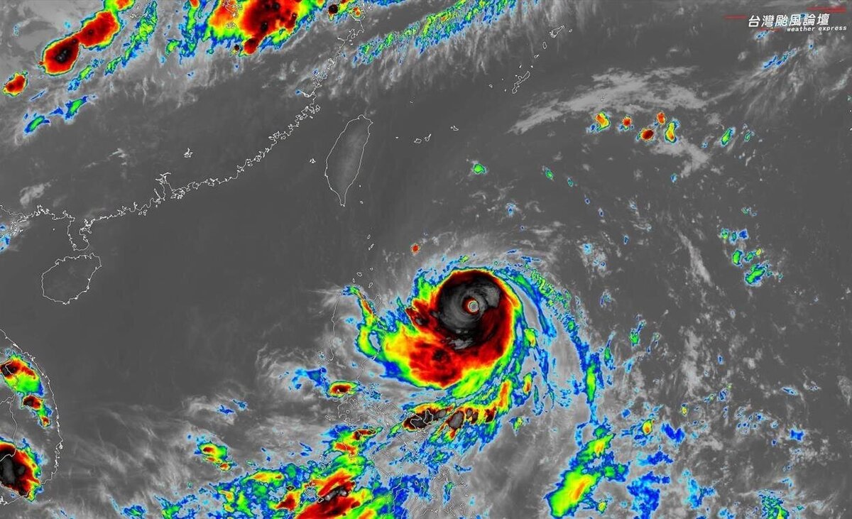 米克拉颱風的雲系範圍與台灣差不多大,颱風眼清晰、結構相當完整。圖/取自「台灣颱風論壇|天氣特急」臉書粉專