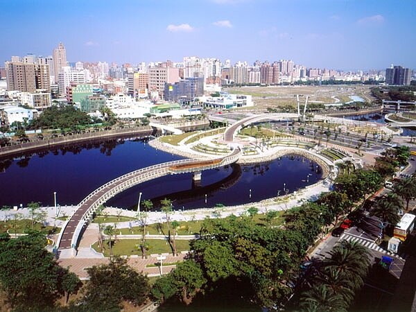 拿高雄和台北市容比較，許多網友一面倒認為高雄的市容乾淨，路大又整齊，十分有規劃。（翻攝自高雄水利局）