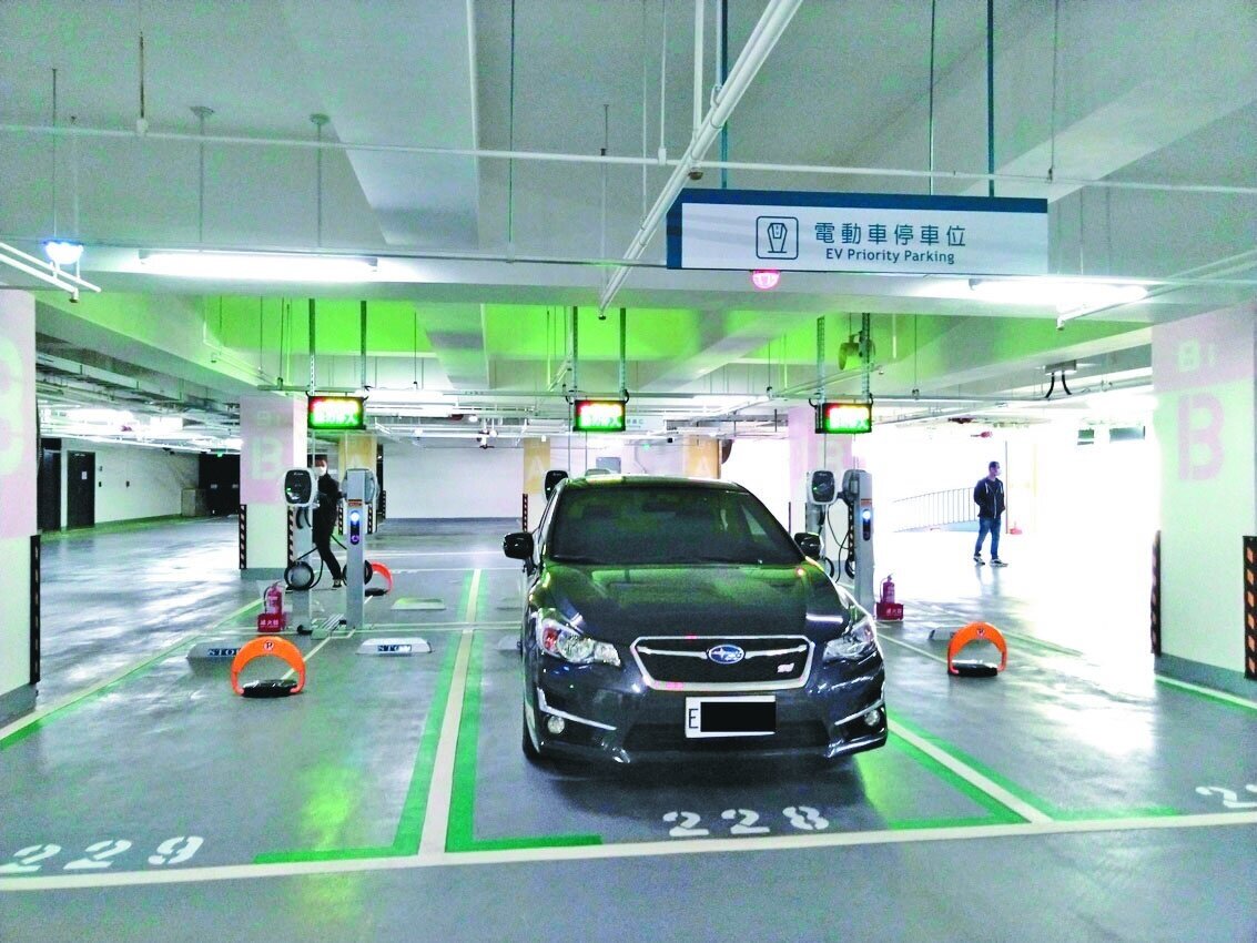 許多社區大樓因為管委會不同意,而無法設置充電樁。圖為充電樁示意圖。記者林麗玉/攝影