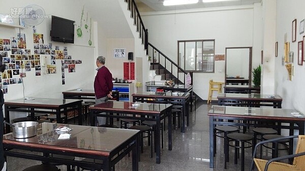 5.「炒菜大衛牛肉麵」店內以木頭桌椅擺設,整潔清爽。