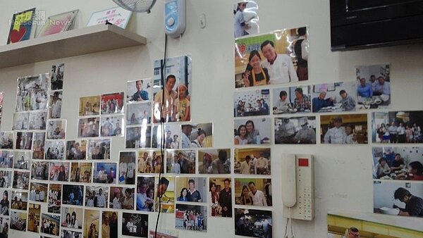 7.牆上貼滿感謝狀與媒體報導,每一張背後都是溫馨的故事。