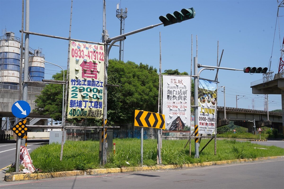 預防強風傾倒危害安全，新竹縣政府將展開竹架廣告物巡查拆除作業。圖／新竹縣產發處提供